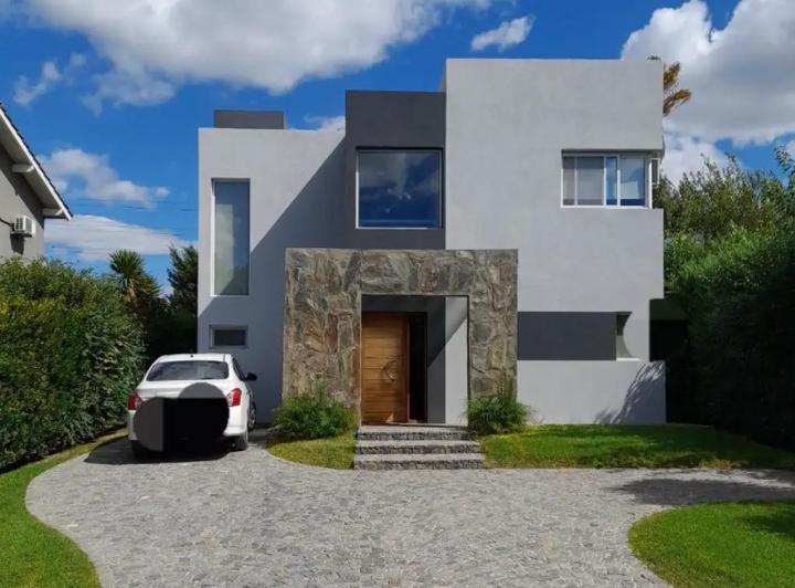 Casa · 220m² · 4 Ambientes · 2 Cocheras