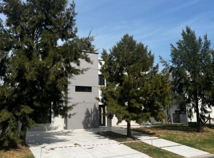 Casa · 206m² · 5 Ambientes · 2 Cocheras