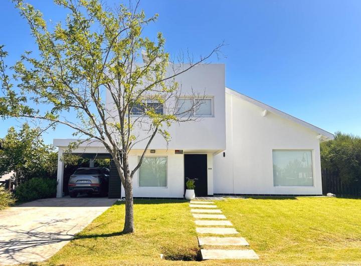 Casa · 238m² · 4 Ambientes · 3 Cocheras
