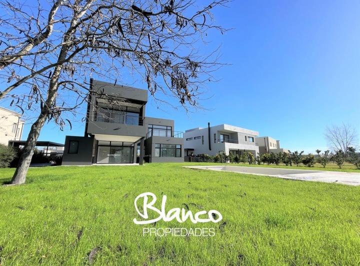 Casa · 198m² · 4 Ambientes · 2 Cocheras