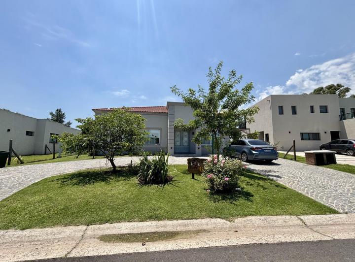 Casa · 180m² · 4 Ambientes · 2 Cocheras