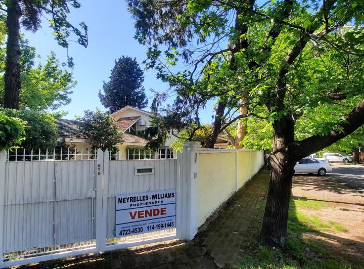 Casa · 340m² · 9 Ambientes · 3 Cocheras