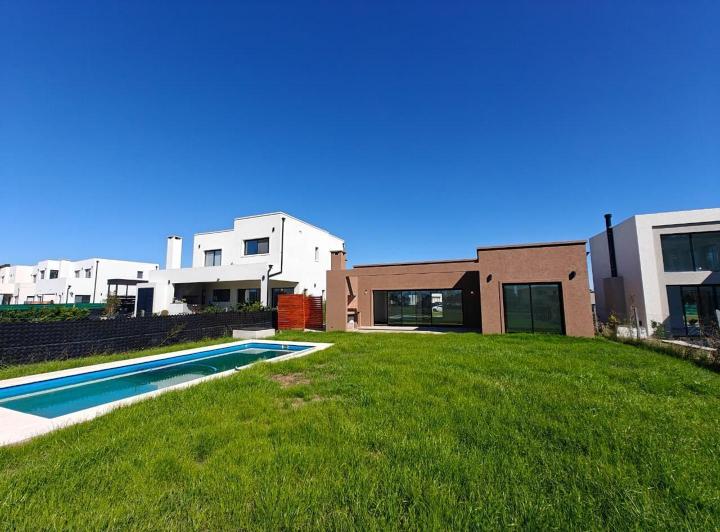 Casa · 152m² · 4 Ambientes · 2 Cocheras