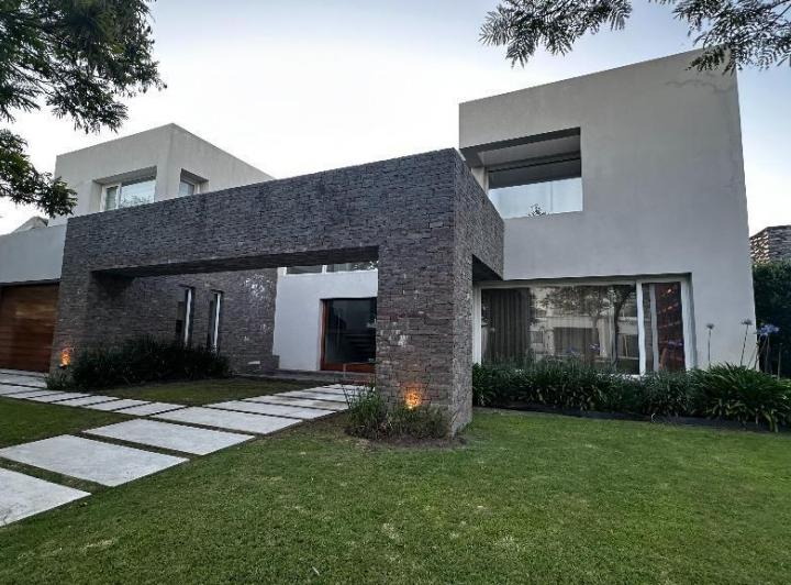 Casa · 572m² · 4 Ambientes