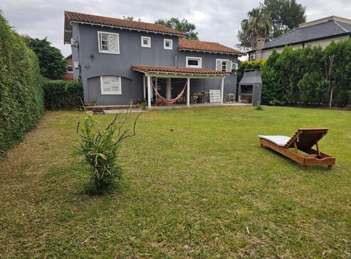 Casa · 200m² · 4 Ambientes · 5 Cocheras