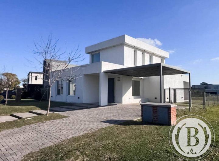 Casa · 163m² · 4 Ambientes · 2 Cocheras