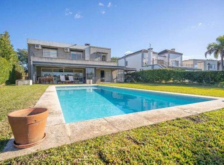 Casa · 231m² · 5 Ambientes · 2 Cocheras