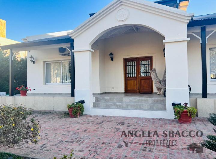 Casa · 290m² · 4 Ambientes · 6 Cocheras