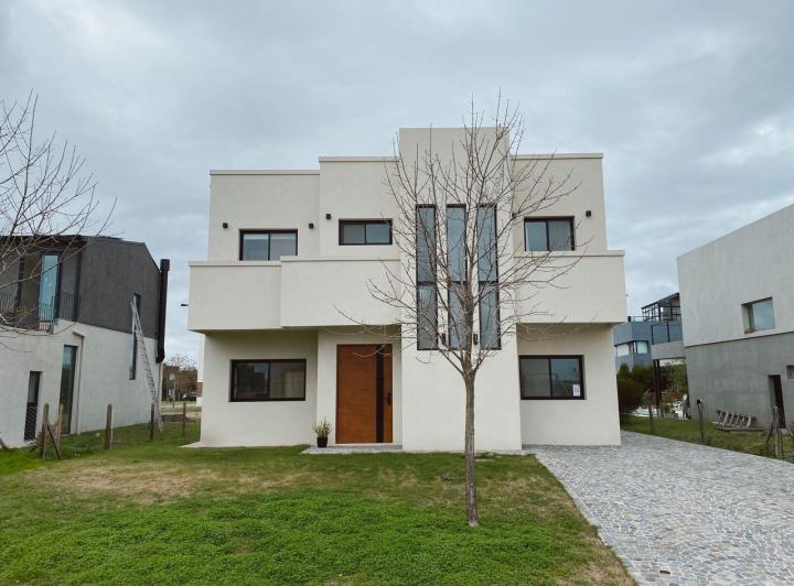 Casa · 220m² · 6 Ambientes · 2 Cocheras