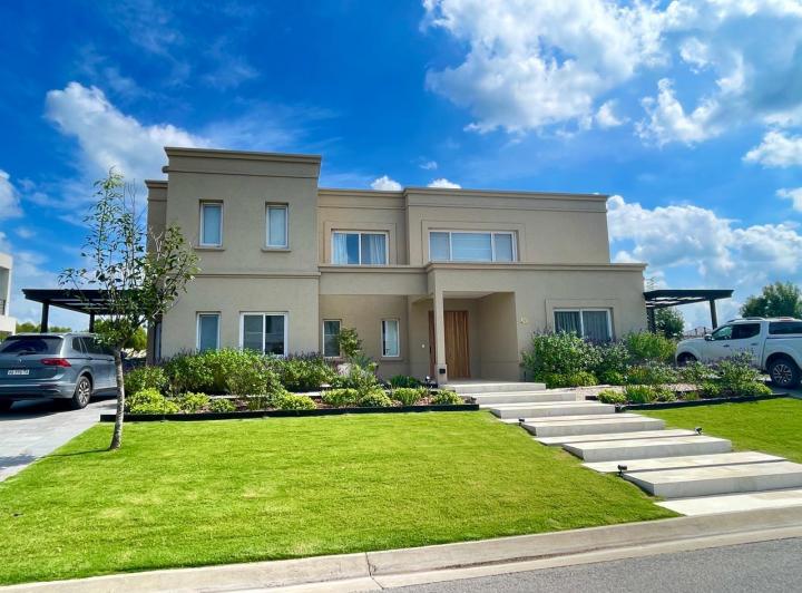 Casa · 370m² · 5 Ambientes · 1 Cochera