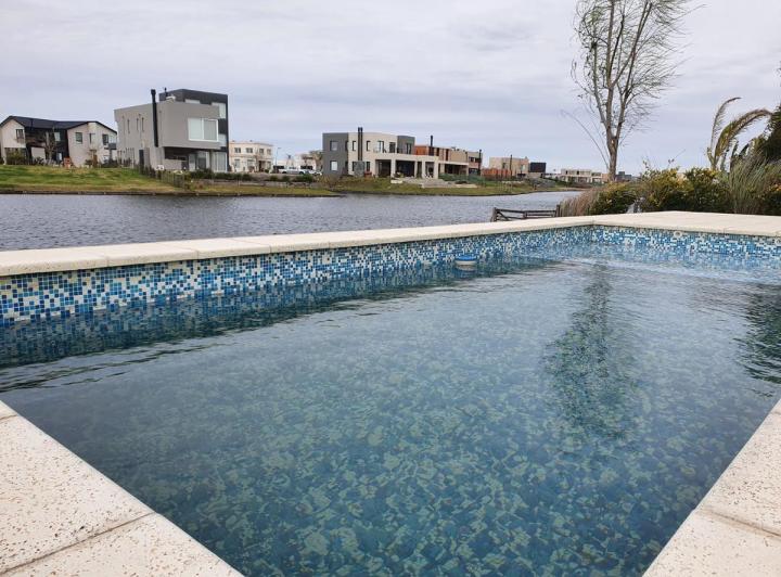 Casa · 180m² · 4 Ambientes · 2 Cocheras