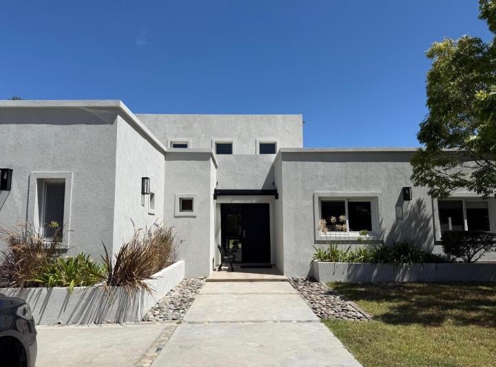 Casa · 179m² · 4 Ambientes · 1 Cochera