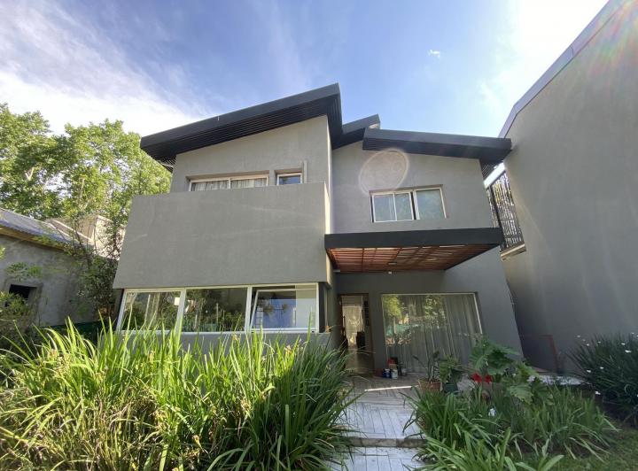 Casa · 160m² · 4 Ambientes · 2 Cocheras