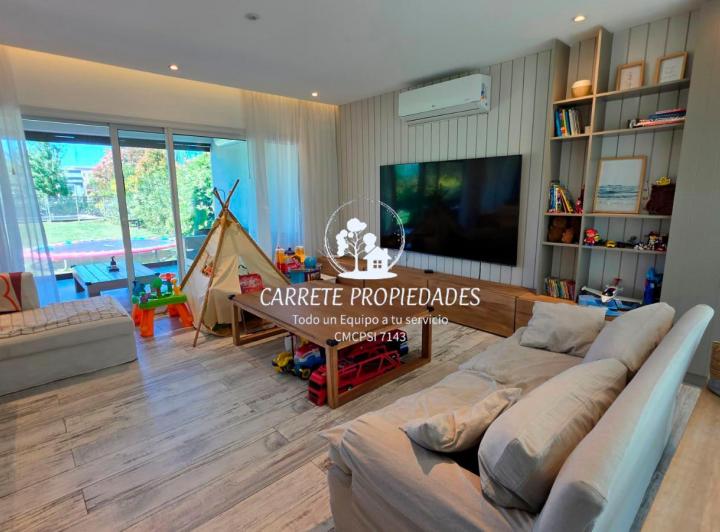 Casa · 210m² · 4 Ambientes · 2 Cocheras