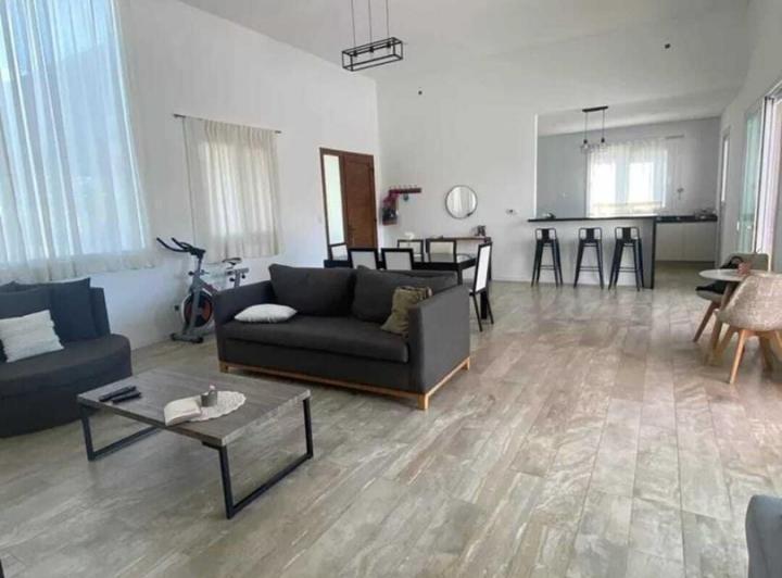 Casa · 220m² · 4 Ambientes · 2 Cocheras