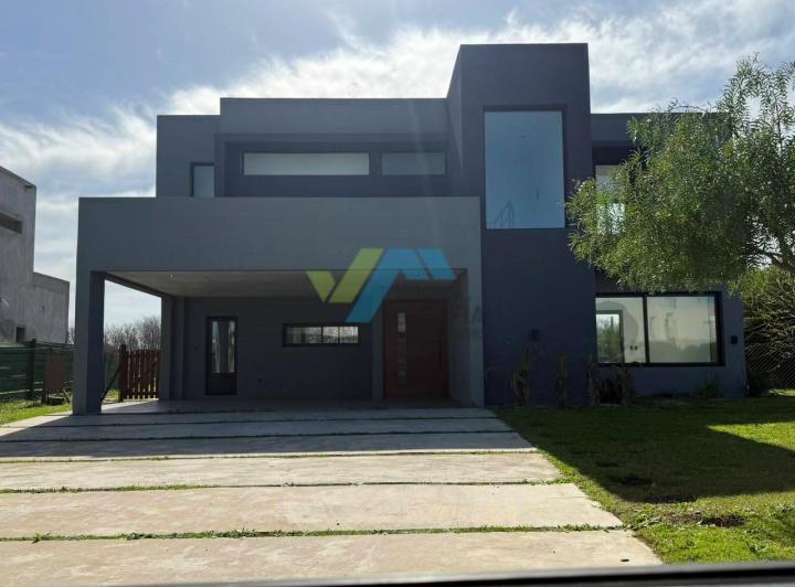 Casa · 220m² · 6 Ambientes · 2 Cocheras