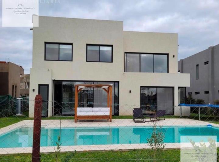 Casa · 250m² · 5 Ambientes · 2 Cocheras