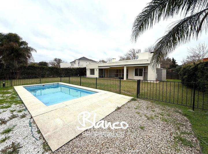 Casa · 17300m² · 4 Ambientes · 2 Cocheras