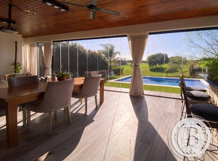 Casa · 225m² · 4 Ambientes · 2 Cocheras