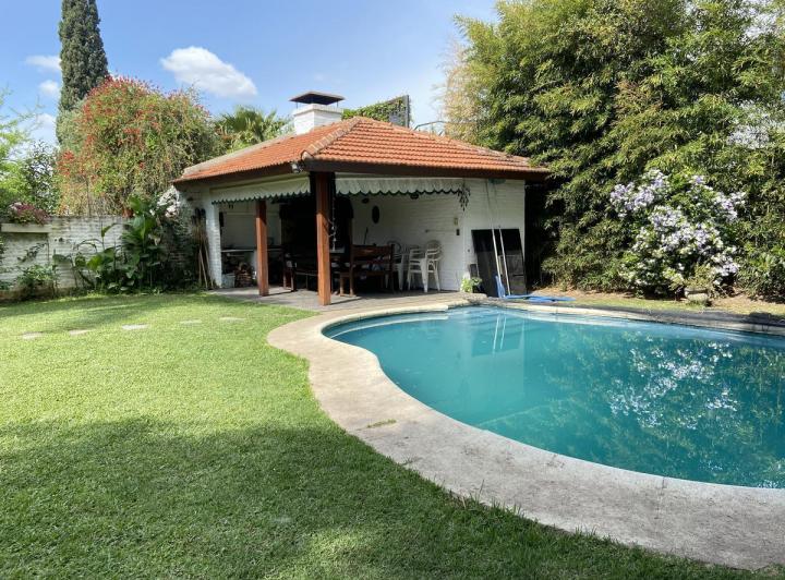 Casa · 260m² · 6 Ambientes · 2 Cocheras