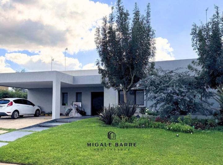 Casa · 208m² · 4 Ambientes · 2 Cocheras