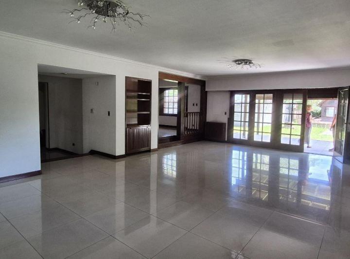 Casa · 370m² · 5 Ambientes · 5 Cocheras