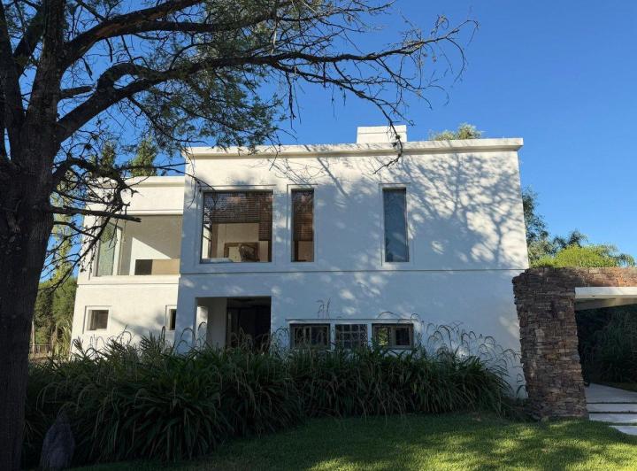 Casa · 180m² · 6 Ambientes · 2 Cocheras
