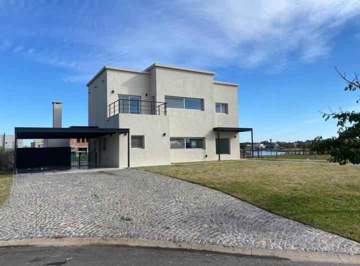 Casa · 226m² · 4 Ambientes · 2 Cocheras