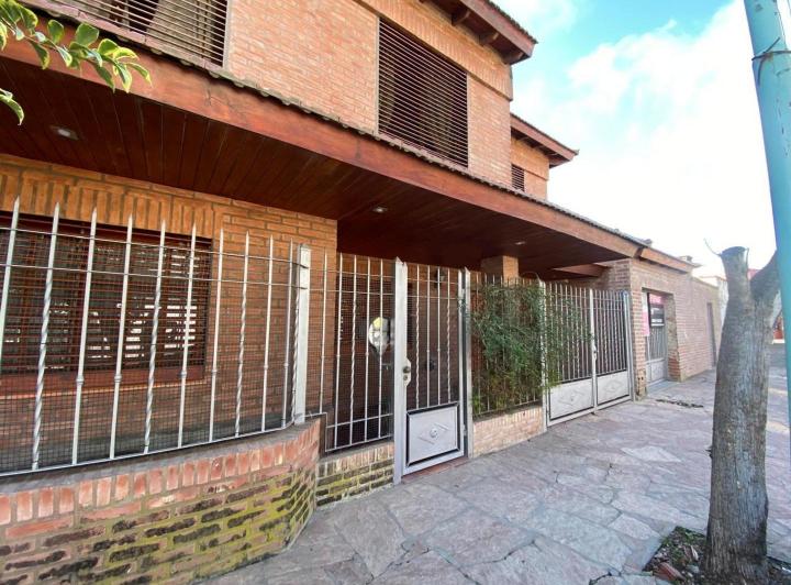 Casa · 180m² · 4 Ambientes · 2 Cocheras