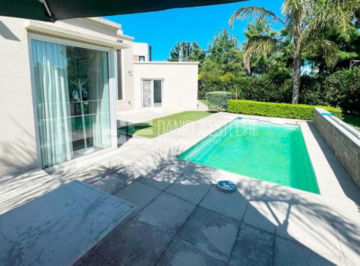 Casa · 140m² · 3 Ambientes · 2 Cocheras