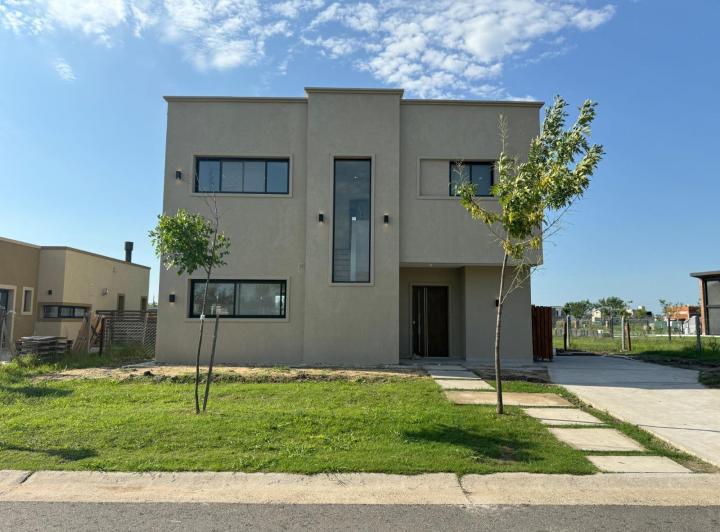 Casa · 140m² · 5 Ambientes · 2 Cocheras