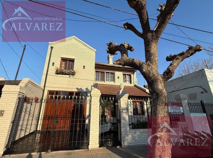 Casa · 190m² · 4 Ambientes · 2 Cocheras
