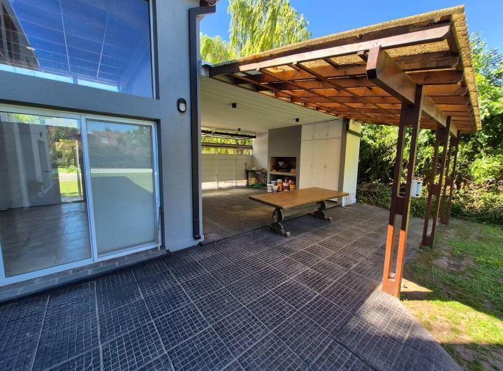 Casa · 142m² · 4 Ambientes · 5 Cocheras