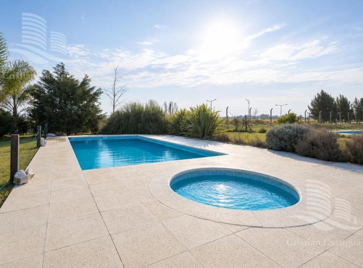 Casa · 160m² · 5 Ambientes · 4 Cocheras