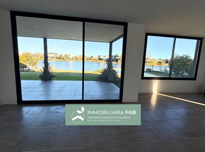 Casa · 235m² · 6 Ambientes · 6 Cocheras