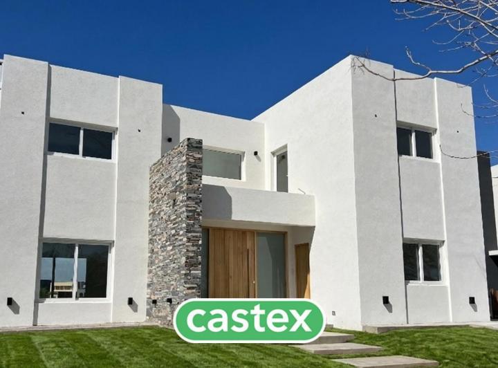 Casa · 241m² · 7 Ambientes · 4 Cocheras