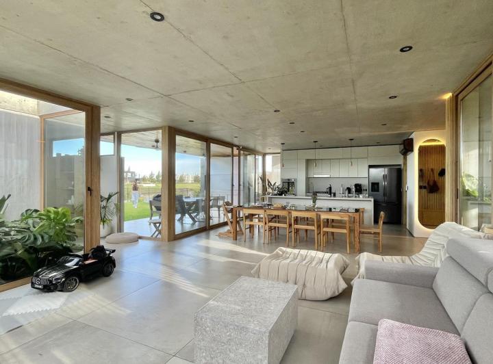 Casa · 208m² · 5 Ambientes · 4 Cocheras