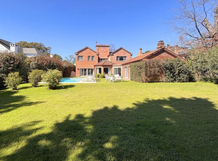 Casa · 387m² · 7 Ambientes · 3 Cocheras