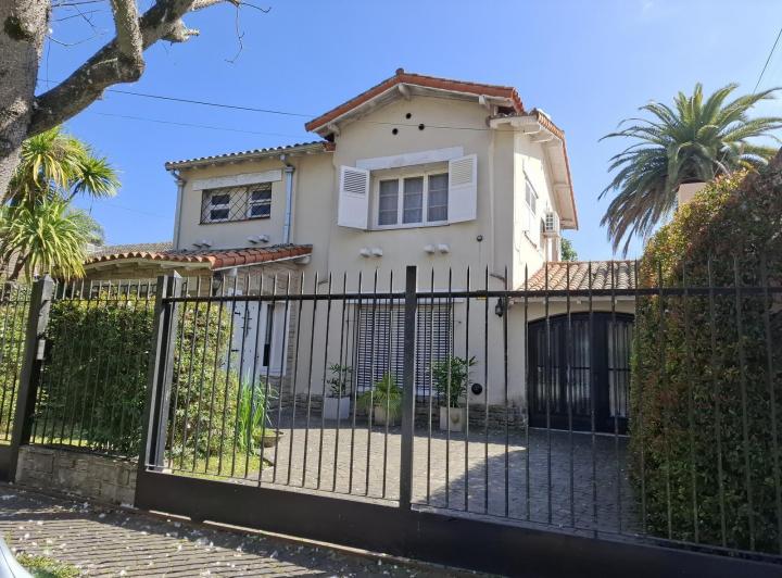 Casa · 236m² · 7 Ambientes · 3 Cocheras