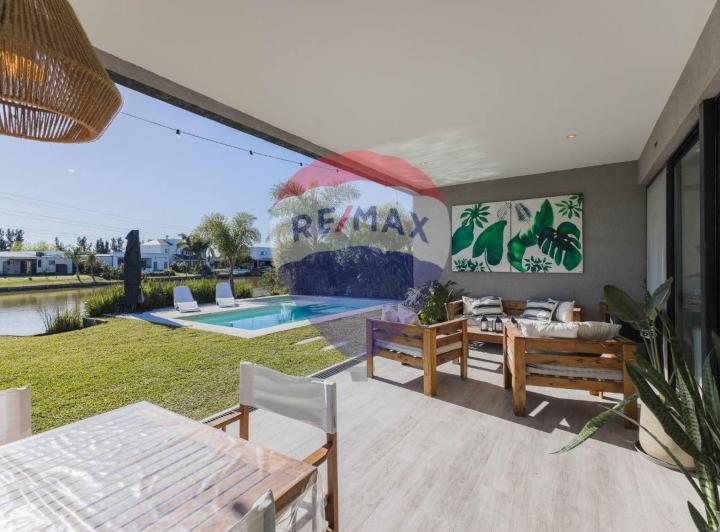 Casa · 140m² · 5 Ambientes · 4 Cocheras