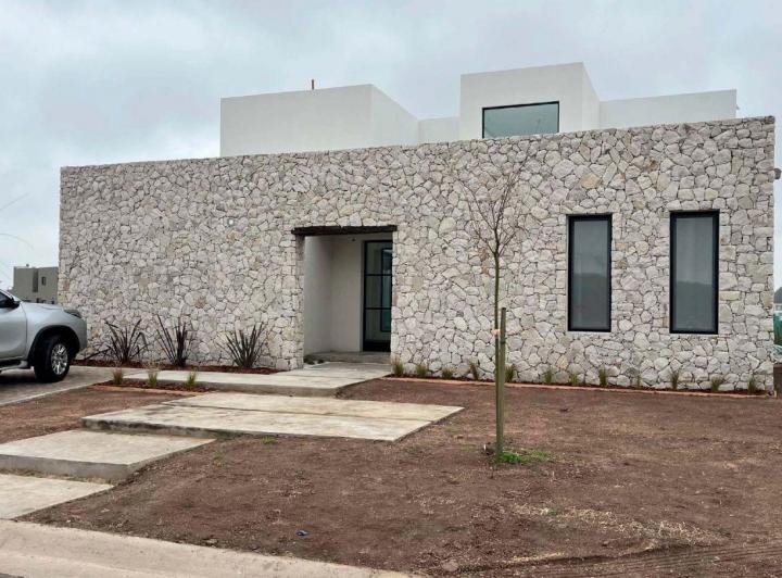 Casa · 223m² · 4 Ambientes · 2 Cocheras