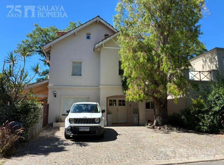 Casa · 223m² · 4 Ambientes · 2 Cocheras