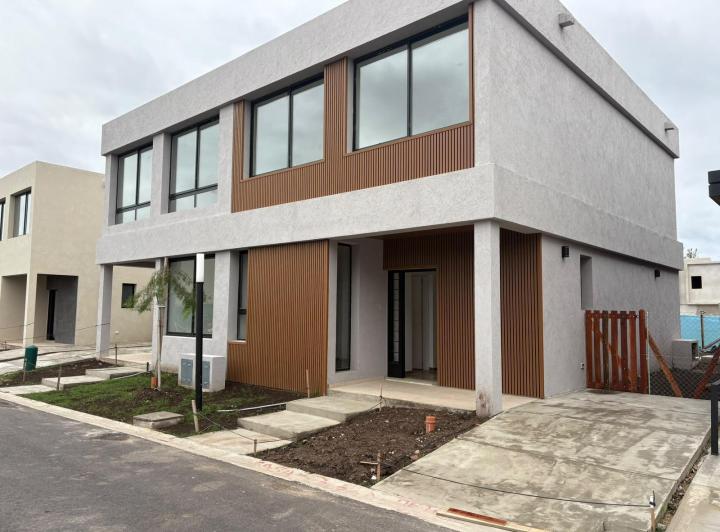 Casa · 140m² · 5 Ambientes · 2 Cocheras
