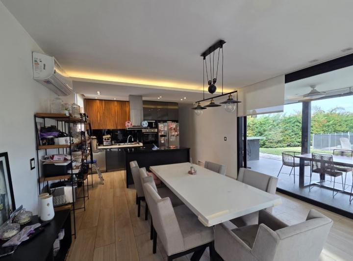 Casa · 166m² · 4 Ambientes · 2 Cocheras