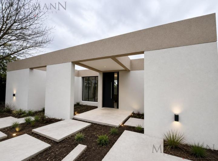 Casa · 140m² · 4 Ambientes · 2 Cocheras