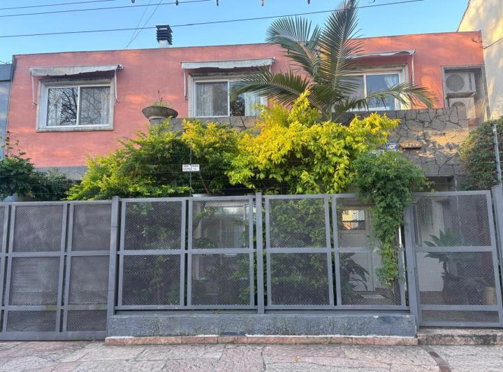 Casa · 230m² · 4 Ambientes · 2 Cocheras
