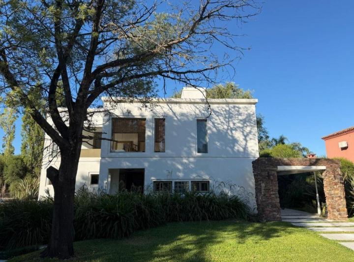 Casa · 180m² · 4 Ambientes · 1 Cochera
