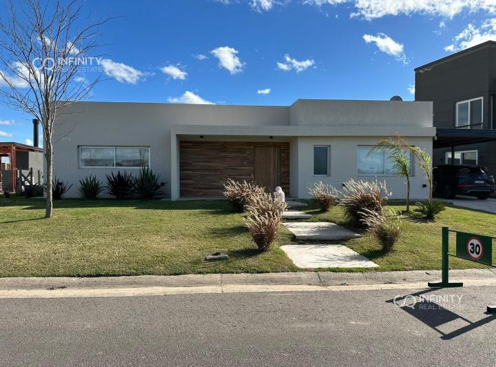 Casa · 222m² · 5 Ambientes · 2 Cocheras