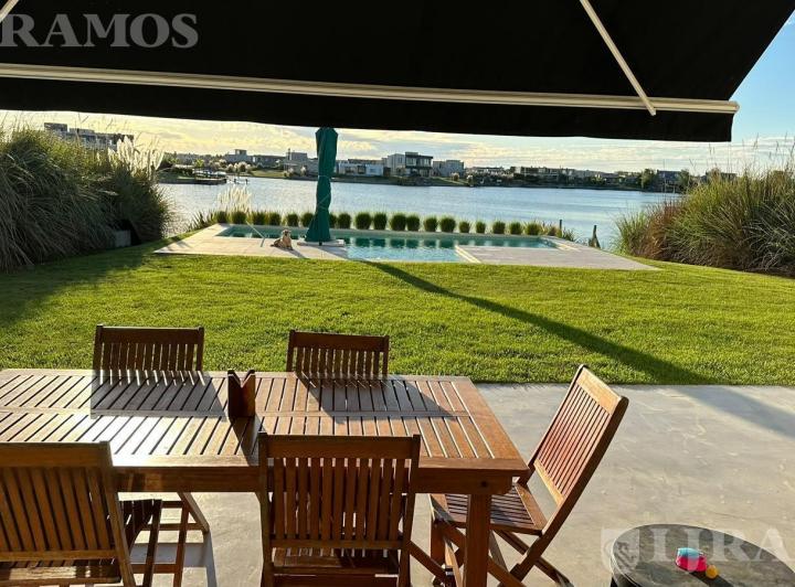 Casa · 167m² · 5 Ambientes · 4 Cocheras