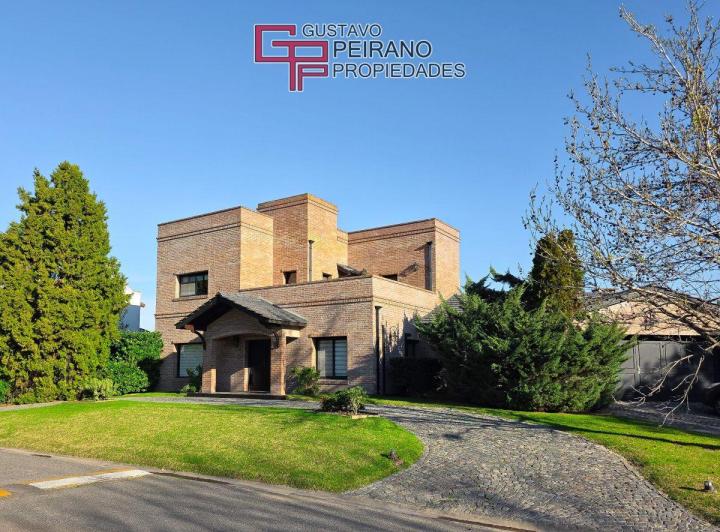 Casa · 219m² · 5 Ambientes · 2 Cocheras